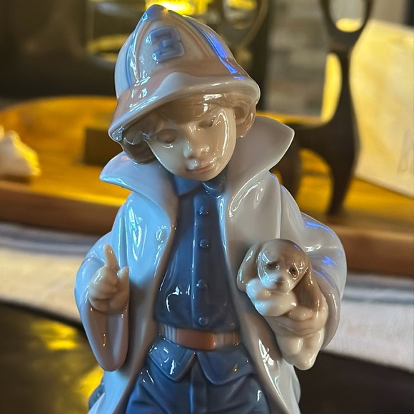 RARE Lladro Little Fireman 06334 w/original box. Mint condition & hard to find! - Picture 2 of 14